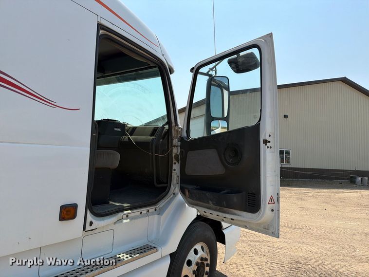 image for item EA0418 1999 Volvo VN semi truck