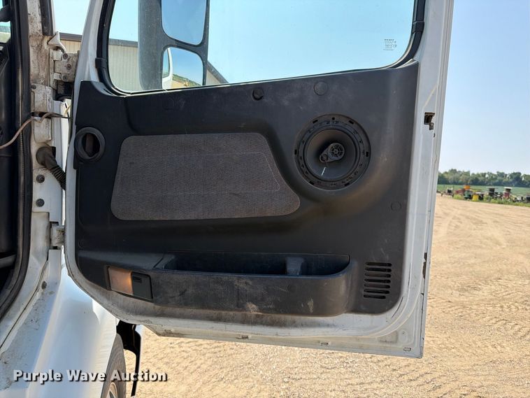 image for item EA0418 1999 Volvo VN semi truck
