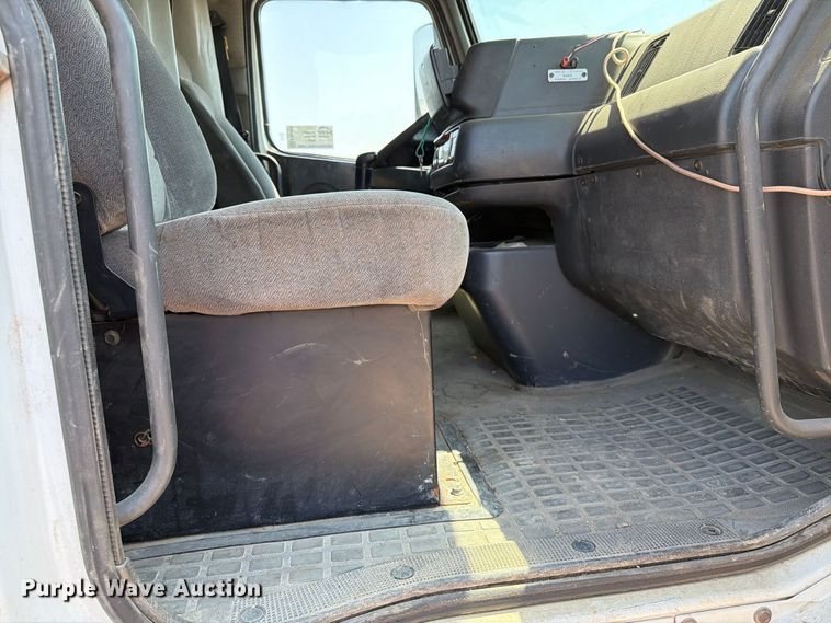 image for item EA0418 1999 Volvo VN semi truck