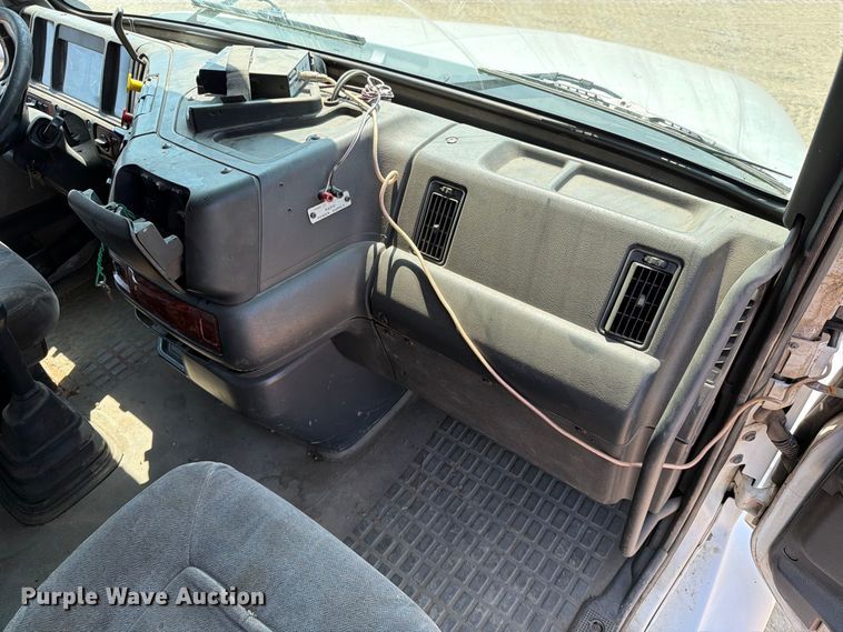 image for item EA0418 1999 Volvo VN semi truck