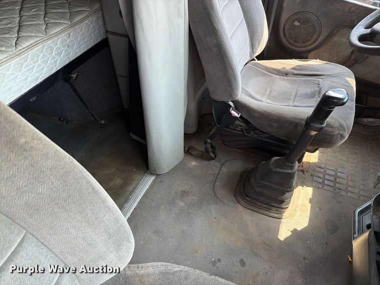 image for item EA0418 1999 Volvo VN semi truck