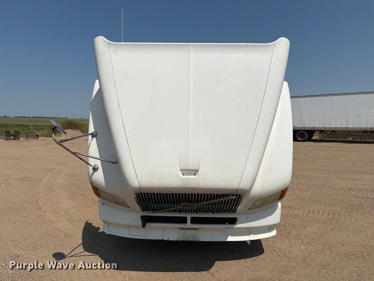 image for item EA0418 1999 Volvo VN semi truck