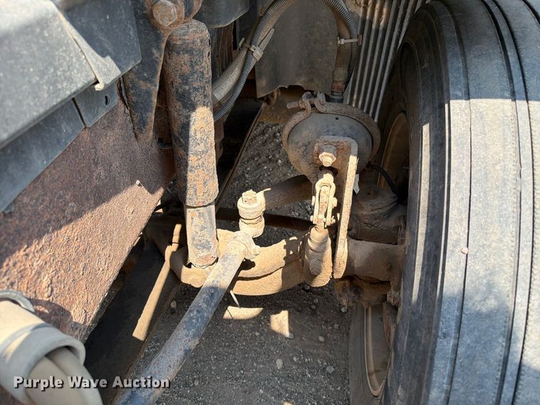 image for item EA0418 1999 Volvo VN semi truck
