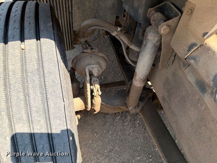 image for item EA0418 1999 Volvo VN semi truck