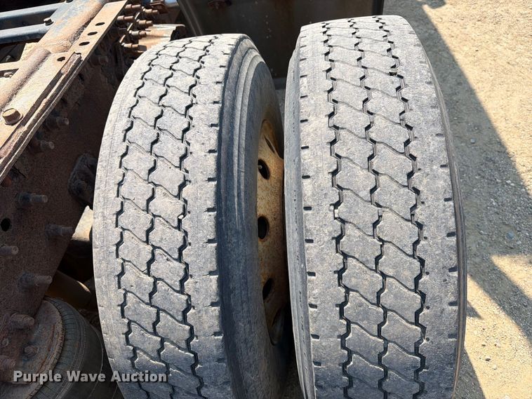 image for item EA0418 1999 Volvo VN semi truck