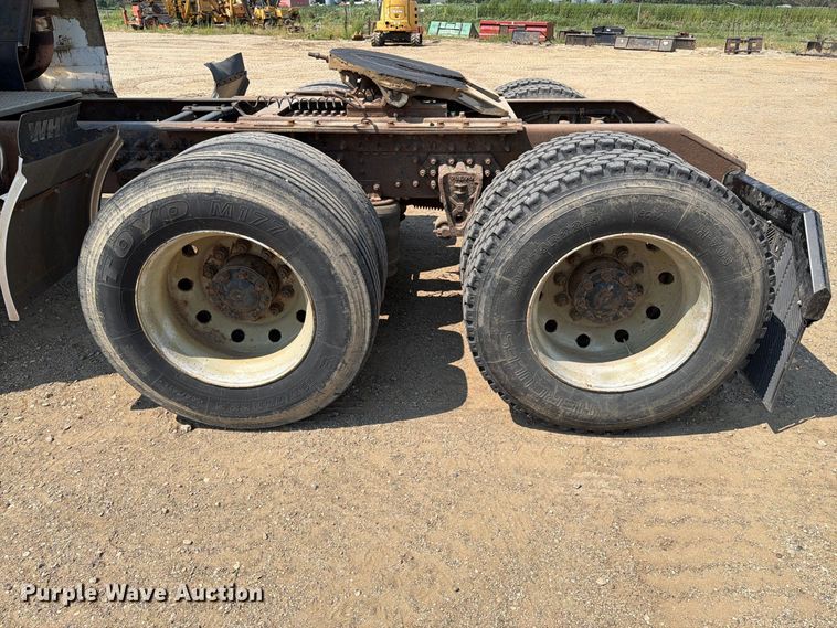 image for item EA0418 1999 Volvo VN semi truck