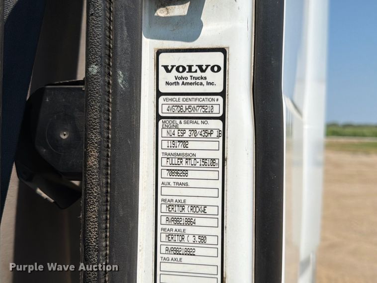 image for item EA0418 1999 Volvo VN semi truck