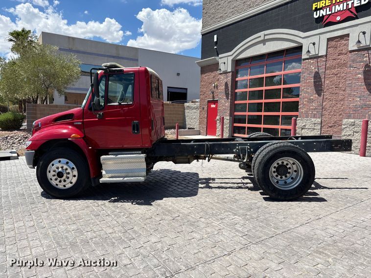 image for item EE6471 2009 International DuraStar 4300 truck cab and chassis