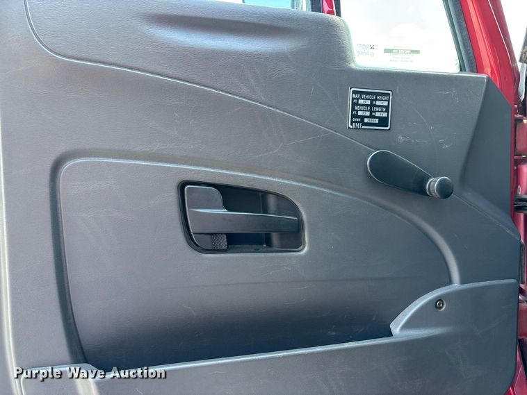 image for item EE6471 2009 International DuraStar 4300 truck cab and chassis