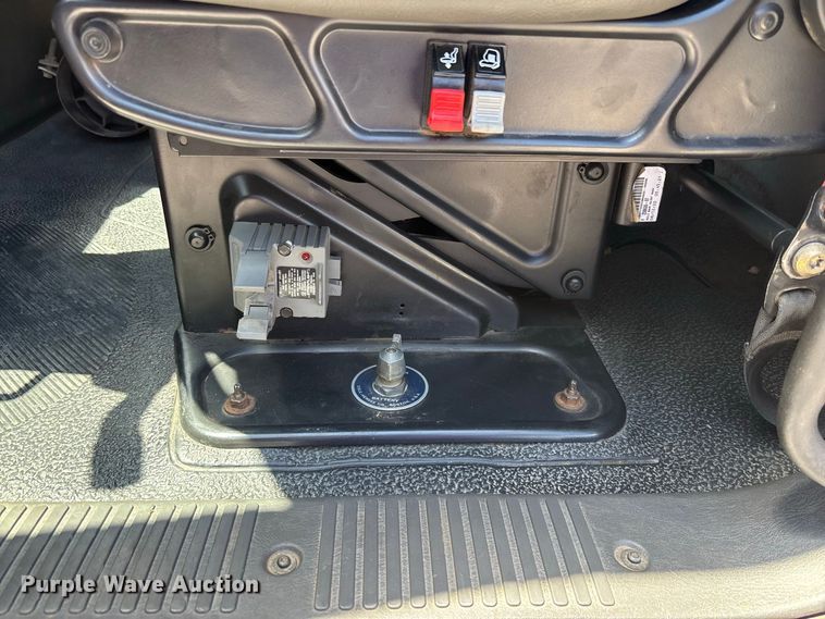 image for item EE6471 2009 International DuraStar 4300 truck cab and chassis
