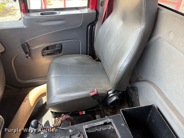 image for item EE6471 2009 International DuraStar 4300 truck cab and chassis