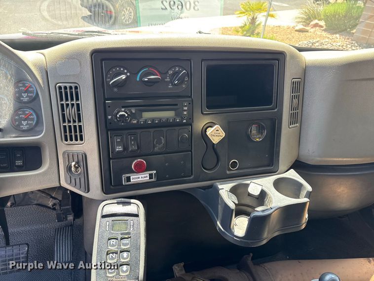 image for item EE6471 2009 International DuraStar 4300 truck cab and chassis