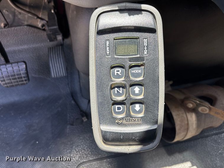 image for item EE6471 2009 International DuraStar 4300 truck cab and chassis