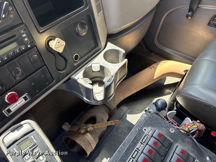 image for item EE6471 2009 International DuraStar 4300 truck cab and chassis
