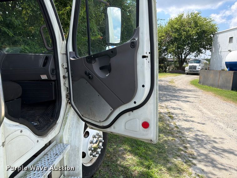 image for item EF1346 2011 Freightliner M2 box truck
