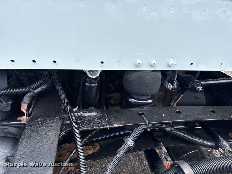 image for item EG9194 2014 Freightliner Business Class M2 truck cab and chassis