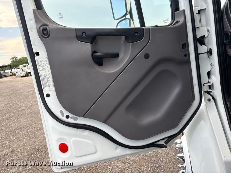 image for item EG9194 2014 Freightliner Business Class M2 truck cab and chassis