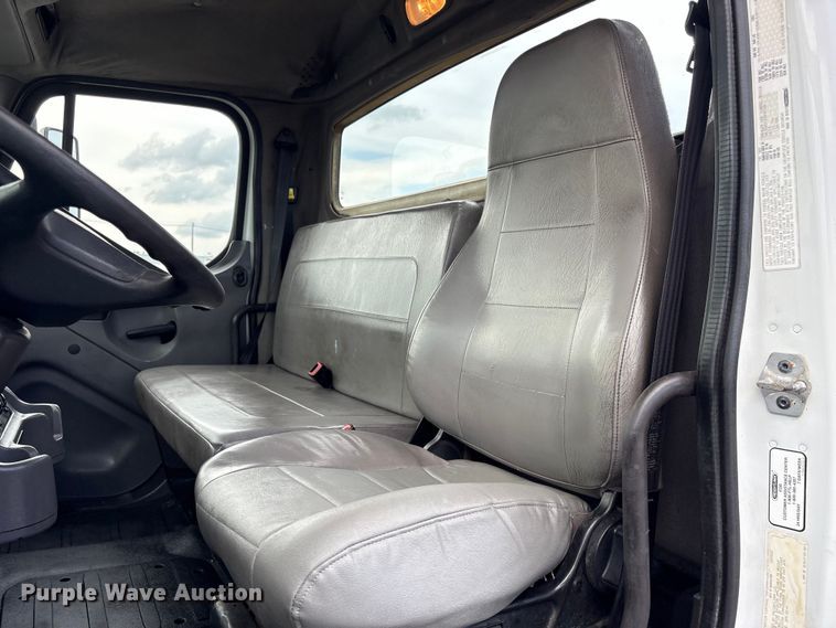 image for item EG9194 2014 Freightliner Business Class M2 truck cab and chassis