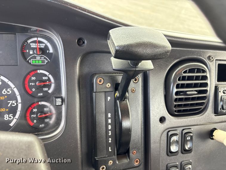 image for item EG9194 2014 Freightliner Business Class M2 truck cab and chassis