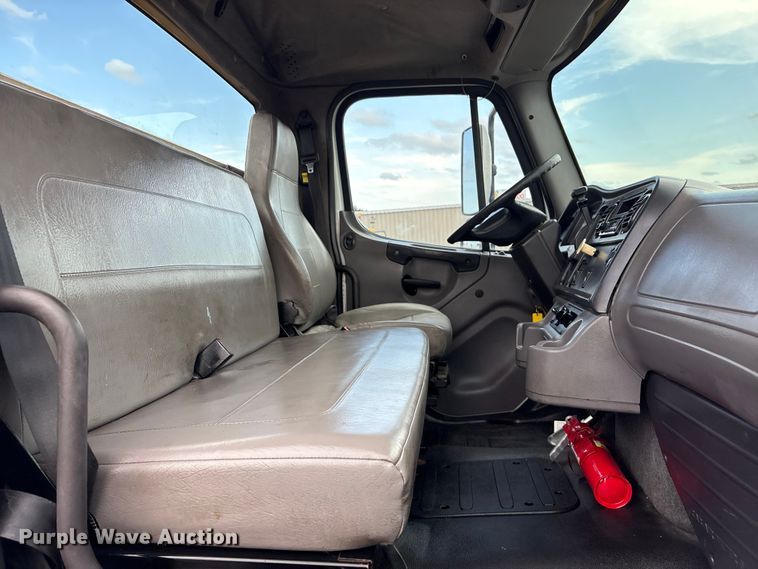 image for item EG9194 2014 Freightliner Business Class M2 truck cab and chassis