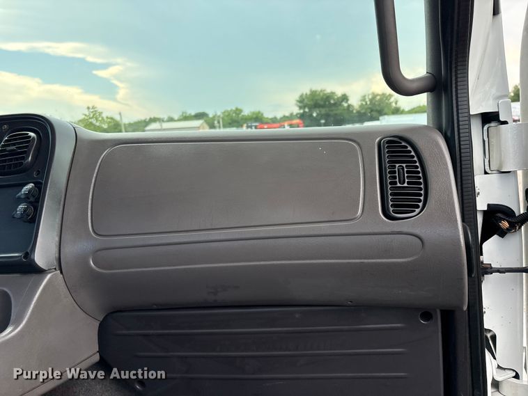image for item EG9194 2014 Freightliner Business Class M2 truck cab and chassis