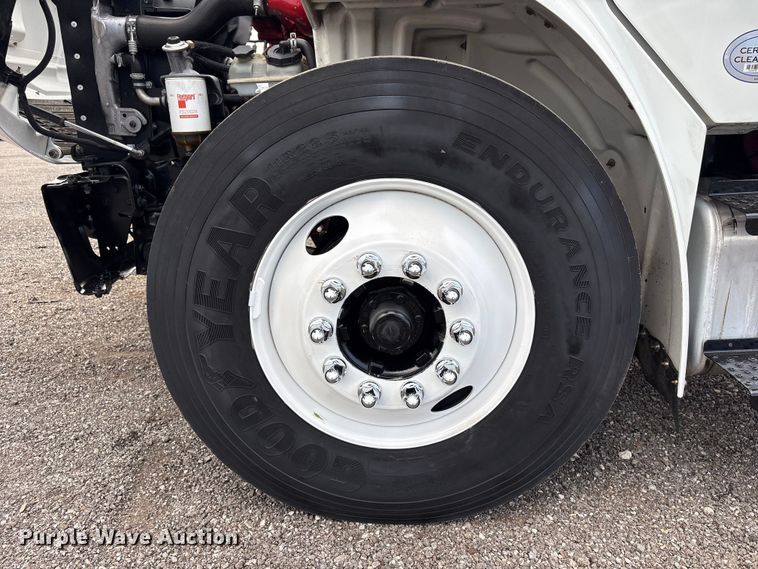 image for item EG9194 2014 Freightliner Business Class M2 truck cab and chassis