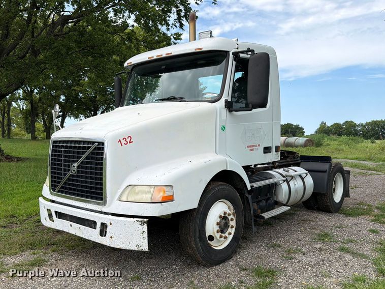 2004 Volvo Truck VNM semi truck