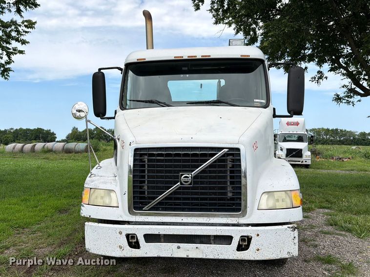 image for item EO8684 2004 Volvo Truck VNM semi truck