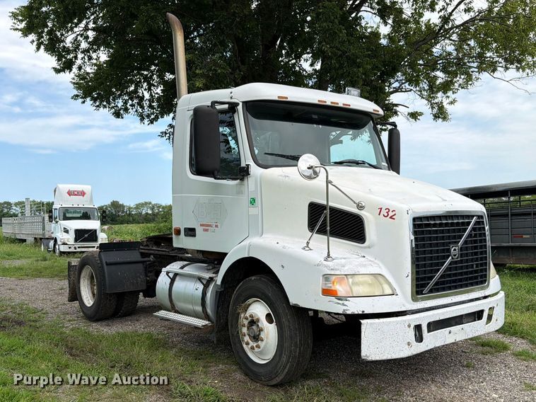 image for item EO8684 2004 Volvo Truck VNM semi truck