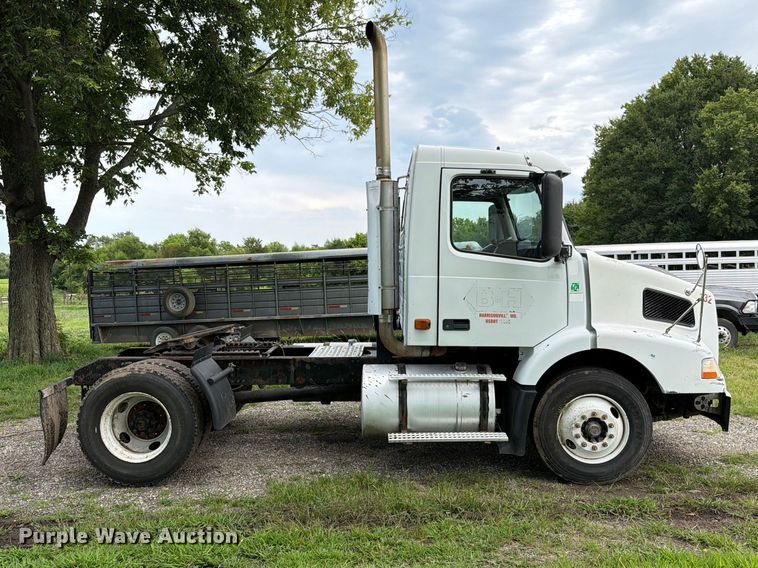 image for item EO8684 2004 Volvo Truck VNM semi truck