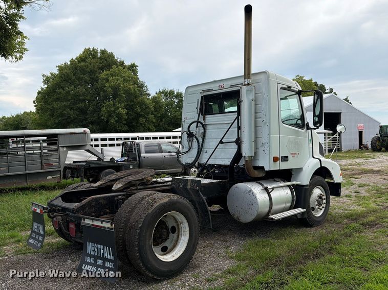 image for item EO8684 2004 Volvo Truck VNM semi truck