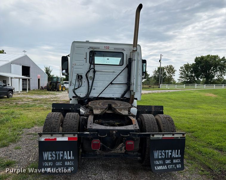 image for item EO8684 2004 Volvo Truck VNM semi truck