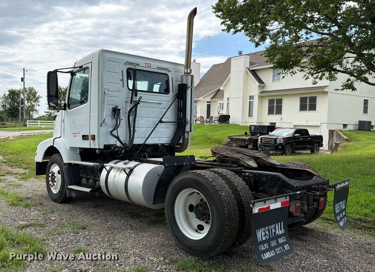 image for item EO8684 2004 Volvo Truck VNM semi truck