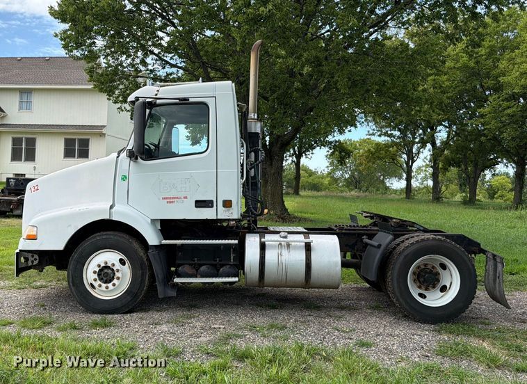 image for item EO8684 2004 Volvo Truck VNM semi truck