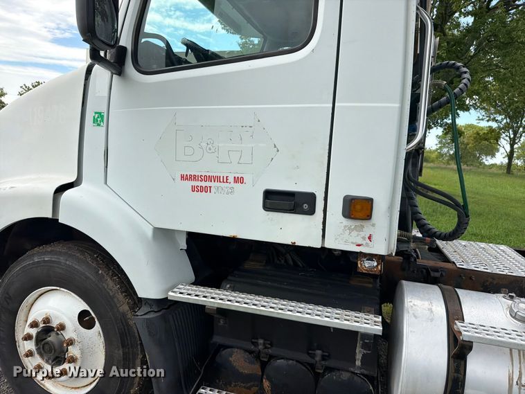 image for item EO8684 2004 Volvo Truck VNM semi truck