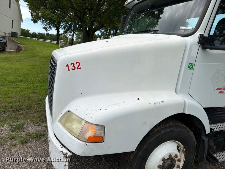 image for item EO8684 2004 Volvo Truck VNM semi truck