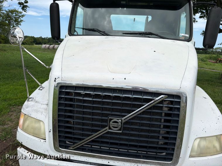 image for item EO8684 2004 Volvo Truck VNM semi truck