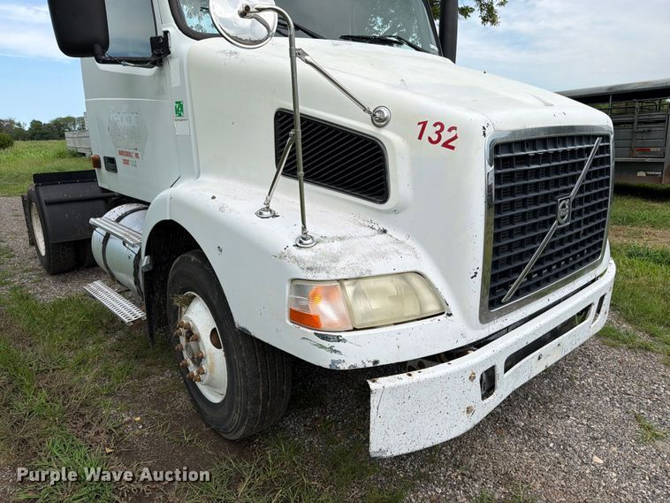 image for item EO8684 2004 Volvo Truck VNM semi truck