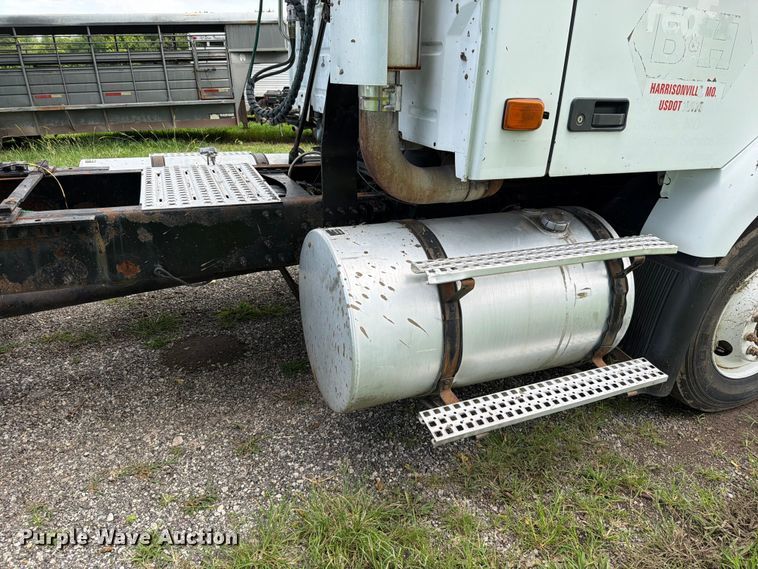image for item EO8684 2004 Volvo Truck VNM semi truck