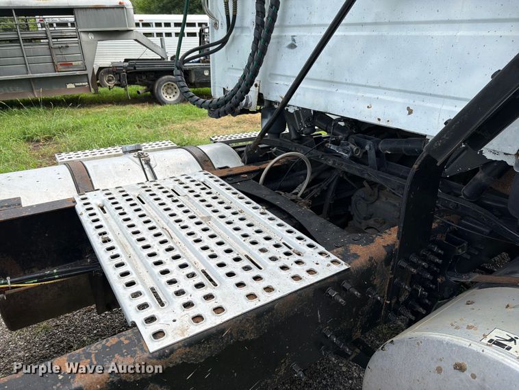 image for item EO8684 2004 Volvo Truck VNM semi truck