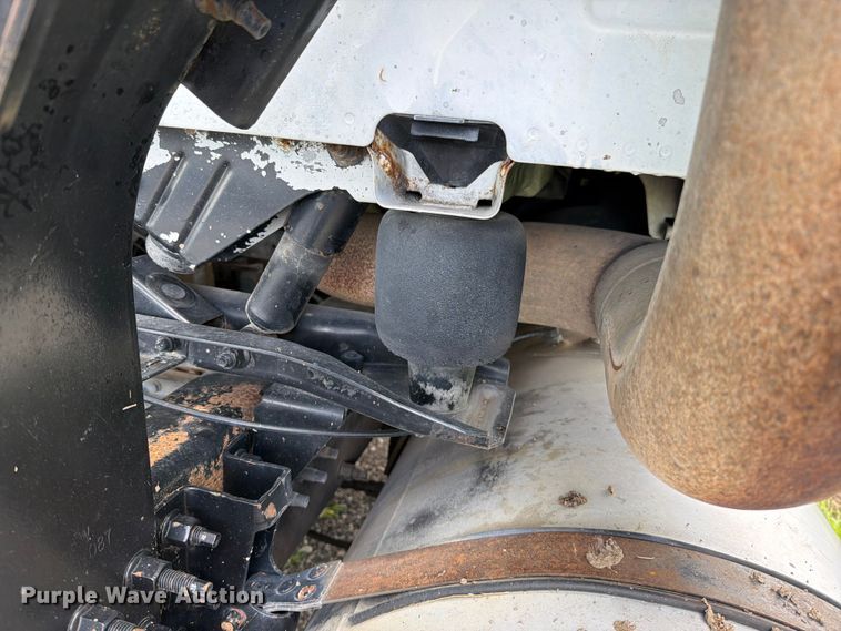 image for item EO8684 2004 Volvo Truck VNM semi truck