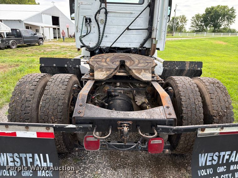 image for item EO8684 2004 Volvo Truck VNM semi truck
