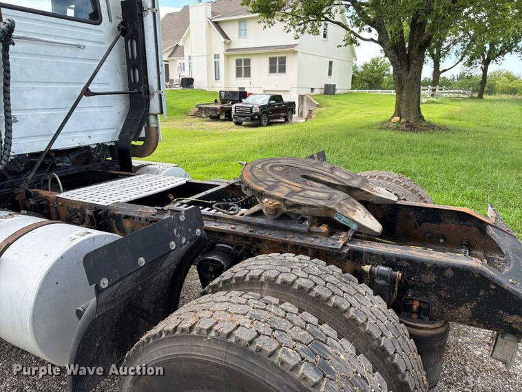 image for item EO8684 2004 Volvo Truck VNM semi truck