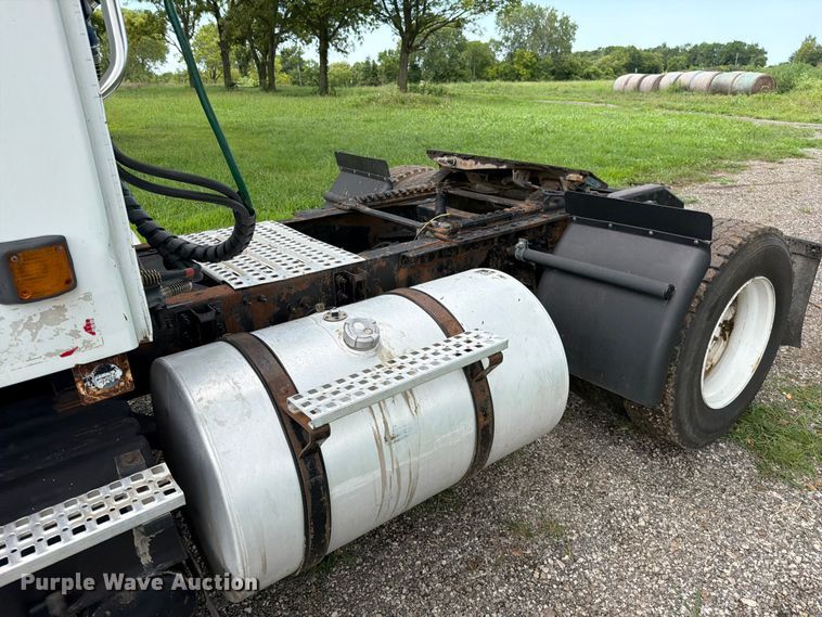 image for item EO8684 2004 Volvo Truck VNM semi truck