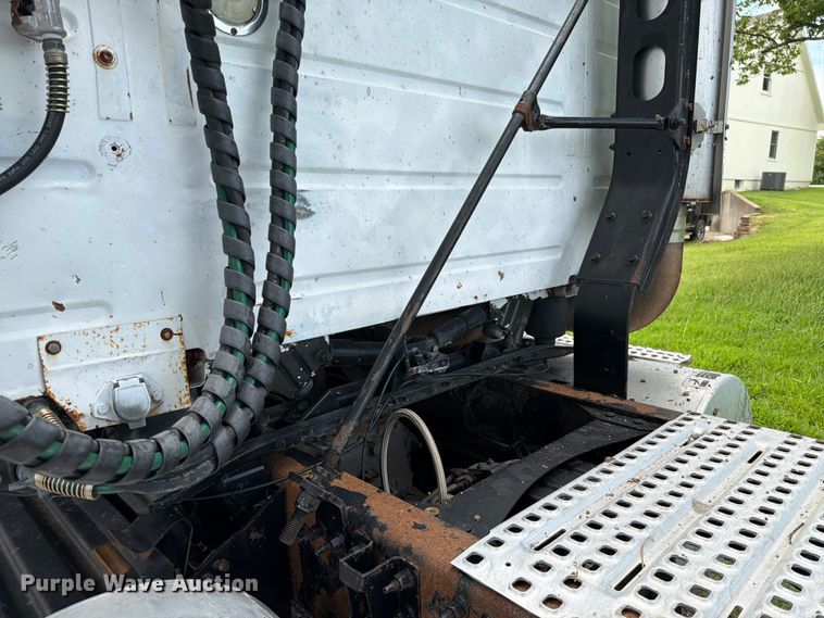 image for item EO8684 2004 Volvo Truck VNM semi truck