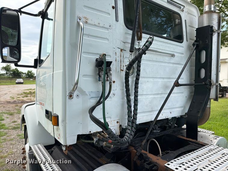 image for item EO8684 2004 Volvo Truck VNM semi truck