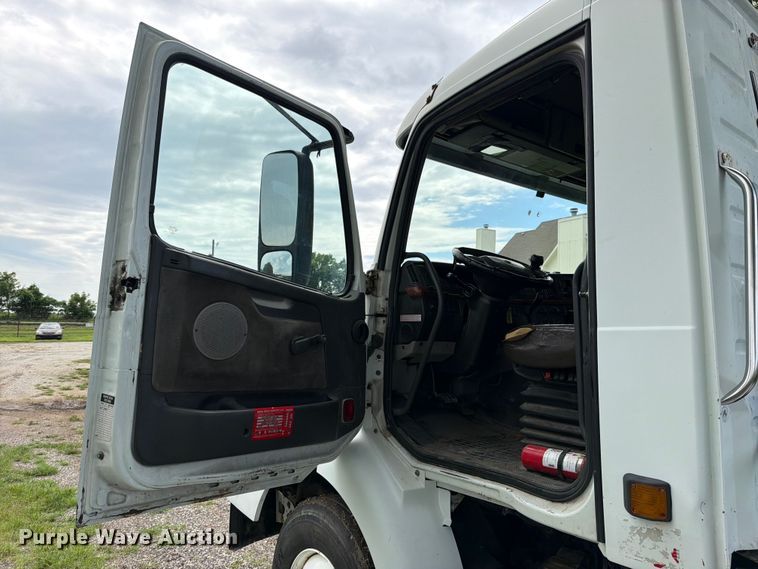 image for item EO8684 2004 Volvo Truck VNM semi truck