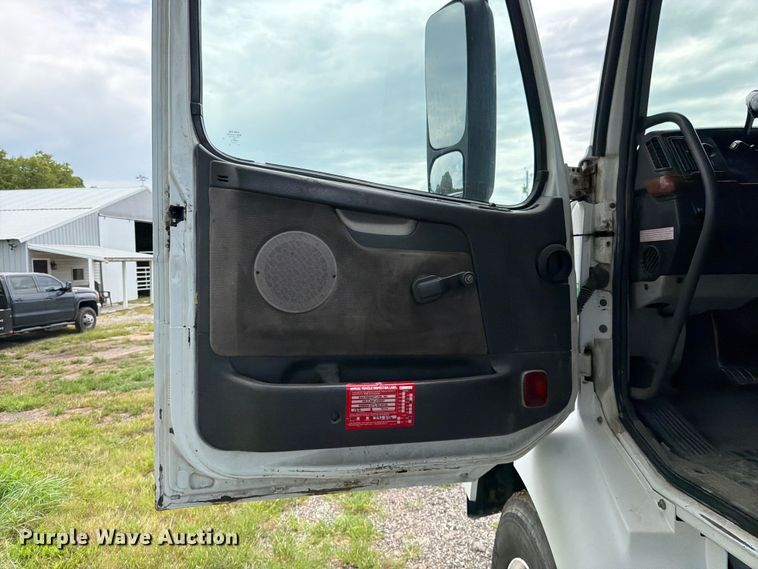 image for item EO8684 2004 Volvo Truck VNM semi truck