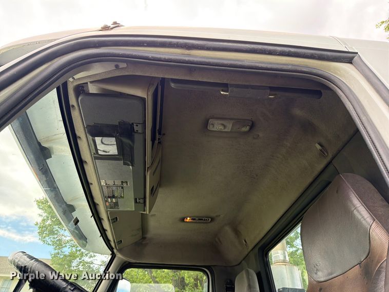 image for item EO8684 2004 Volvo Truck VNM semi truck