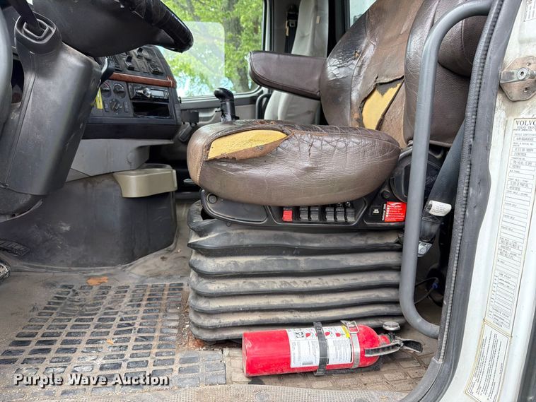image for item EO8684 2004 Volvo Truck VNM semi truck